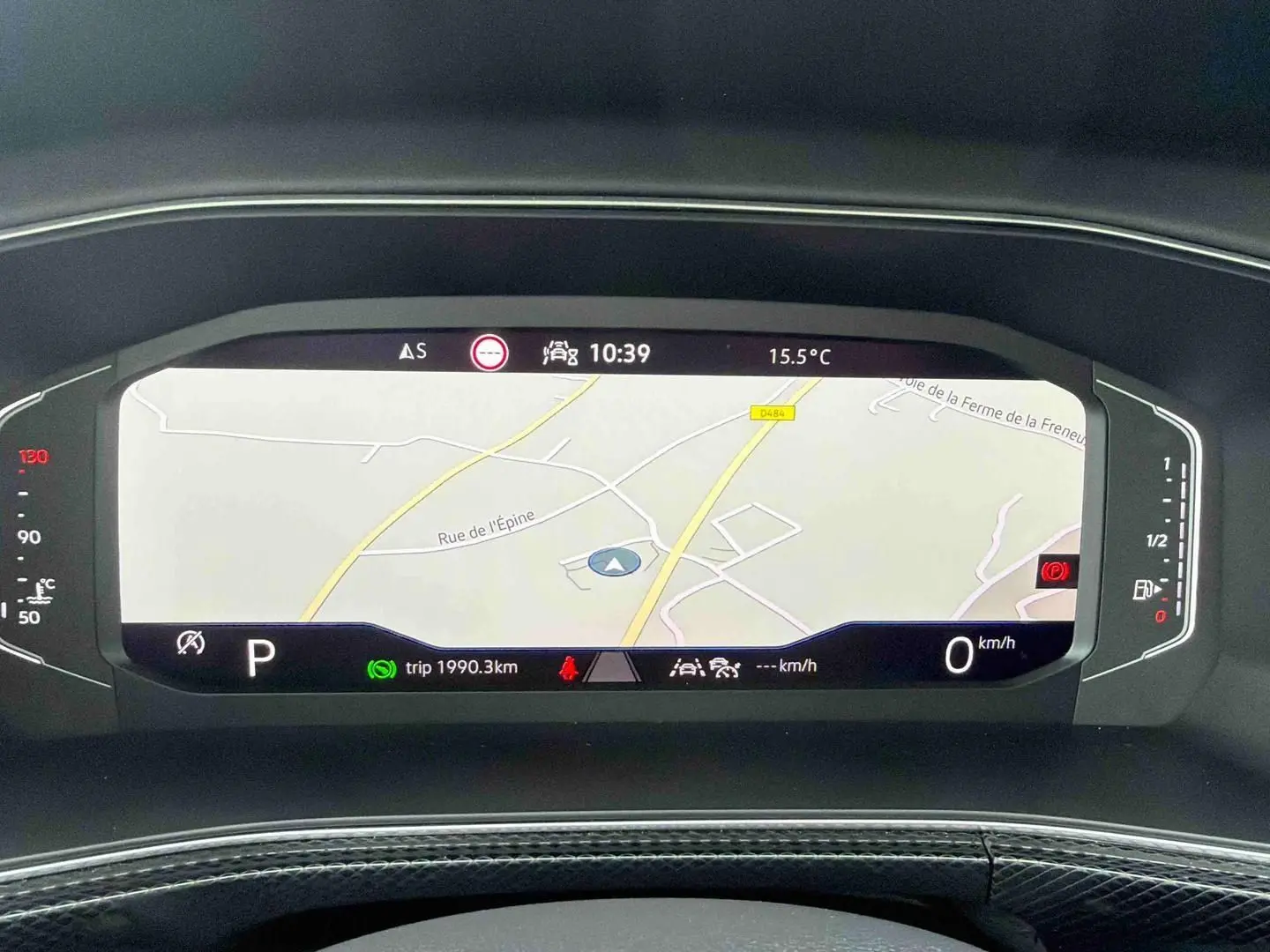 Affichage numérique du combiné d’instruments du Volkswagen T-Cross 2025 montrant une carte de navigation en mode stationnement.