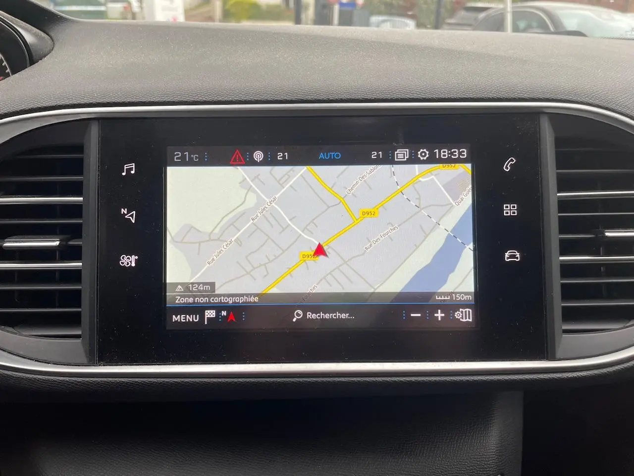 Écran tactile 9,7 pouces du tableau de bord de la Peugeot 308 gris Hurricane affichant la navigation GPS.