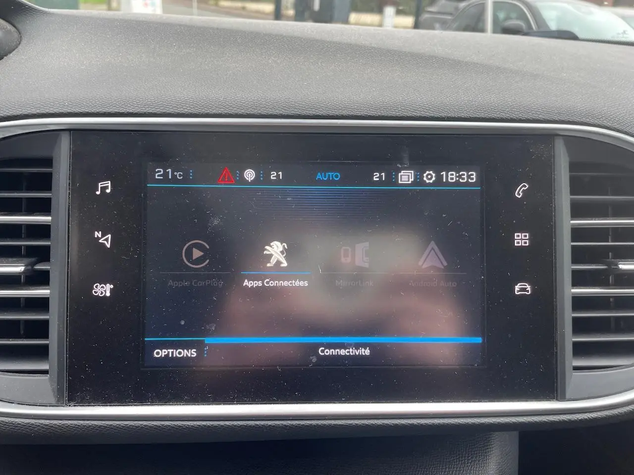 Écran tactile 9,7 pouces du tableau de bord de la Peugeot 308 gris Hurricane, affichant les apps connectées.