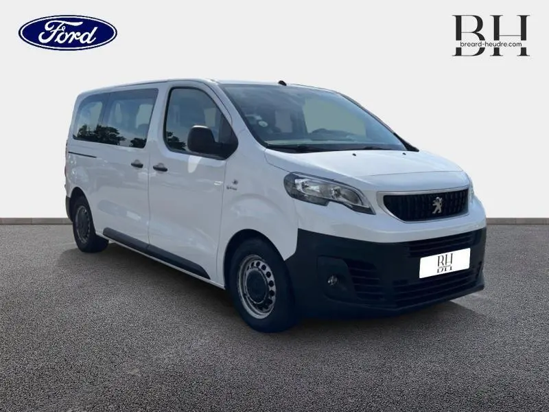 Vue 3/4 avant droit d'un Peugeot Expert Fourgon blanc Banquise avec calandre noire et vitres latérales teintées.