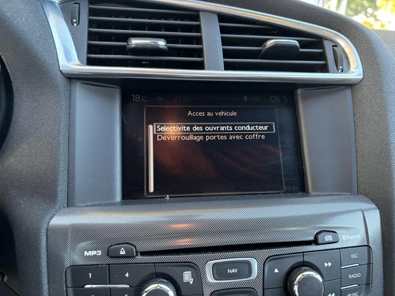 Écran central du système de navigation eMyWay dans l'habitacle d'une Citroën C4 gris clair, vue rapprochée.