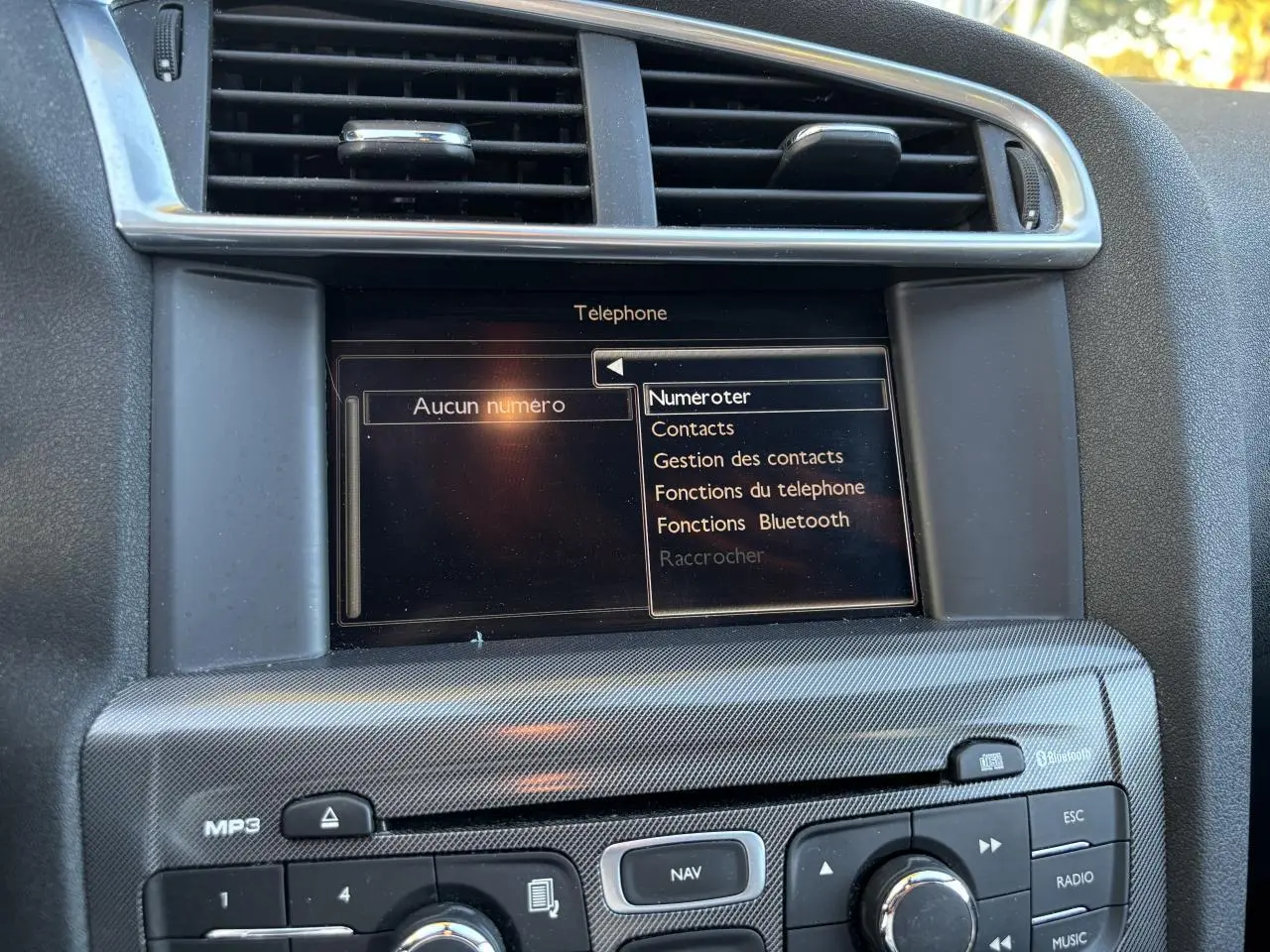 Écran central du système de navigation eMyWay de la Citroën C4 gris clair, affichant le menu téléphone.
