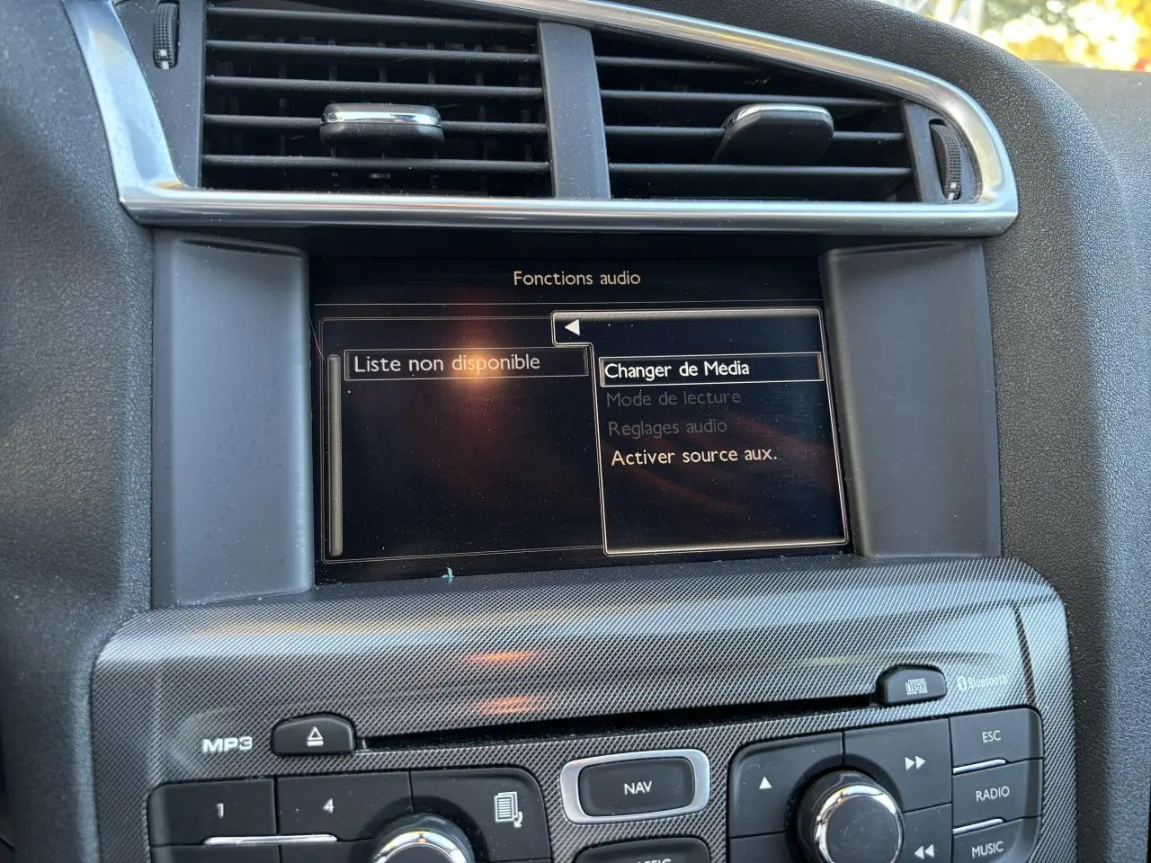 Écran central du système de navigation eMyWay sur tableau de bord noir de Citroën C4 gris clair, version 2012.