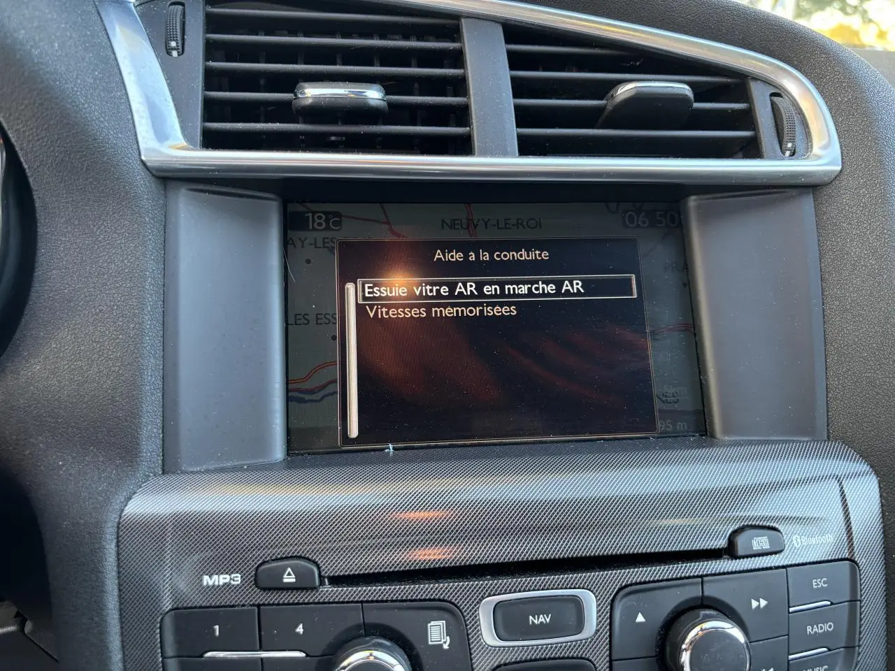 Écran central du système de navigation eMyWay de la Citroën C4 gris clair, affichant l'aide à la conduite.