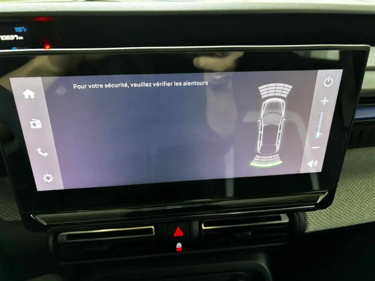 Écran tactile central de la Citroën C3 2025 noir montrant l'aide au stationnement avec vue du dessus du véhicule.