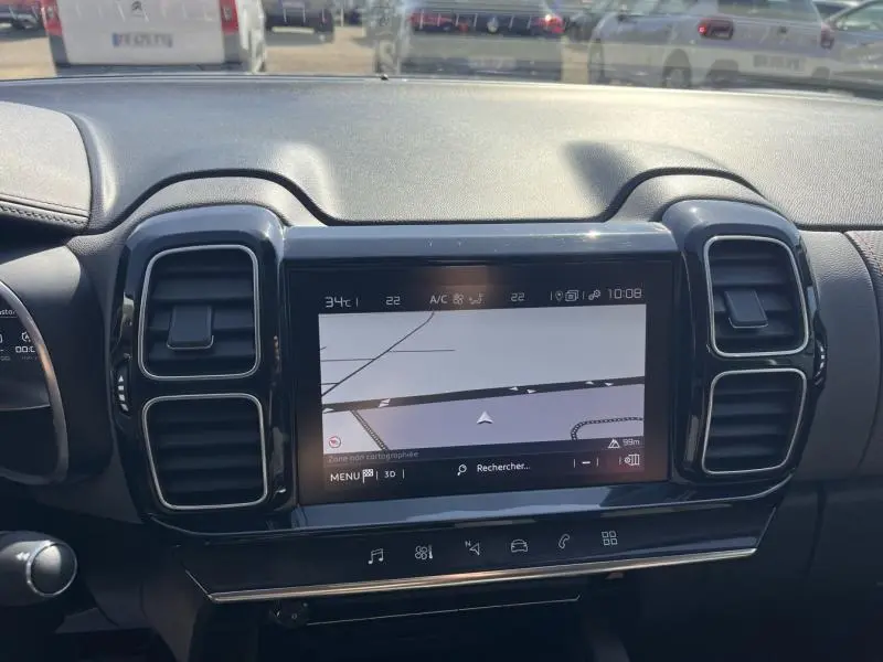 Vue rapprochée du tableau de bord noir du Citroën C5 Aircross 2019 avec écran tactile de navigation allumé.