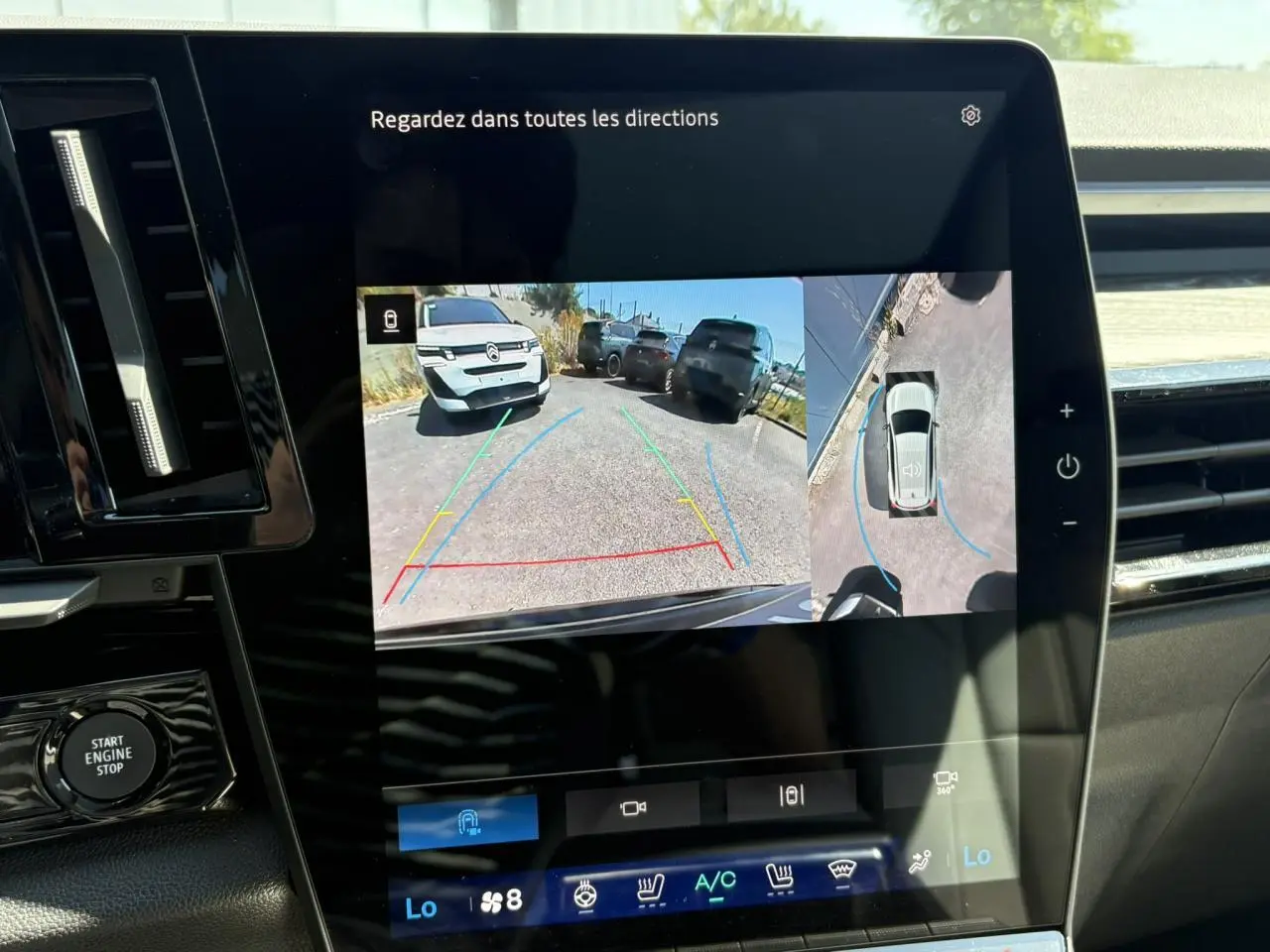 Écran intérieur du Renault Espace VI montrant la caméra de recul et la vue 360° en stationnement.