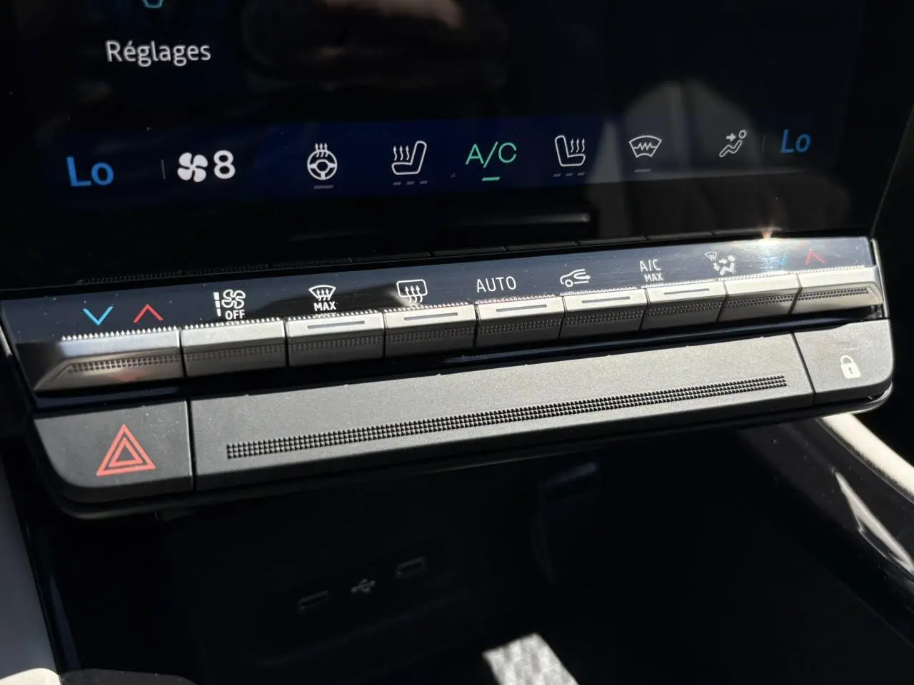 Détail des commandes de climatisation et sécurité du tableau de bord du Renault Espace VI en intérieur noir.