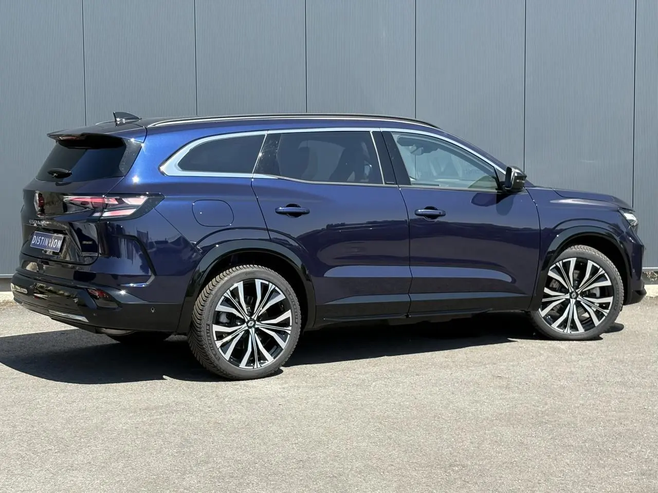 Renault Espace 2025 bleu nocturne en vue profil droit, avec jantes alliage 20 pouces et toit panoramique.