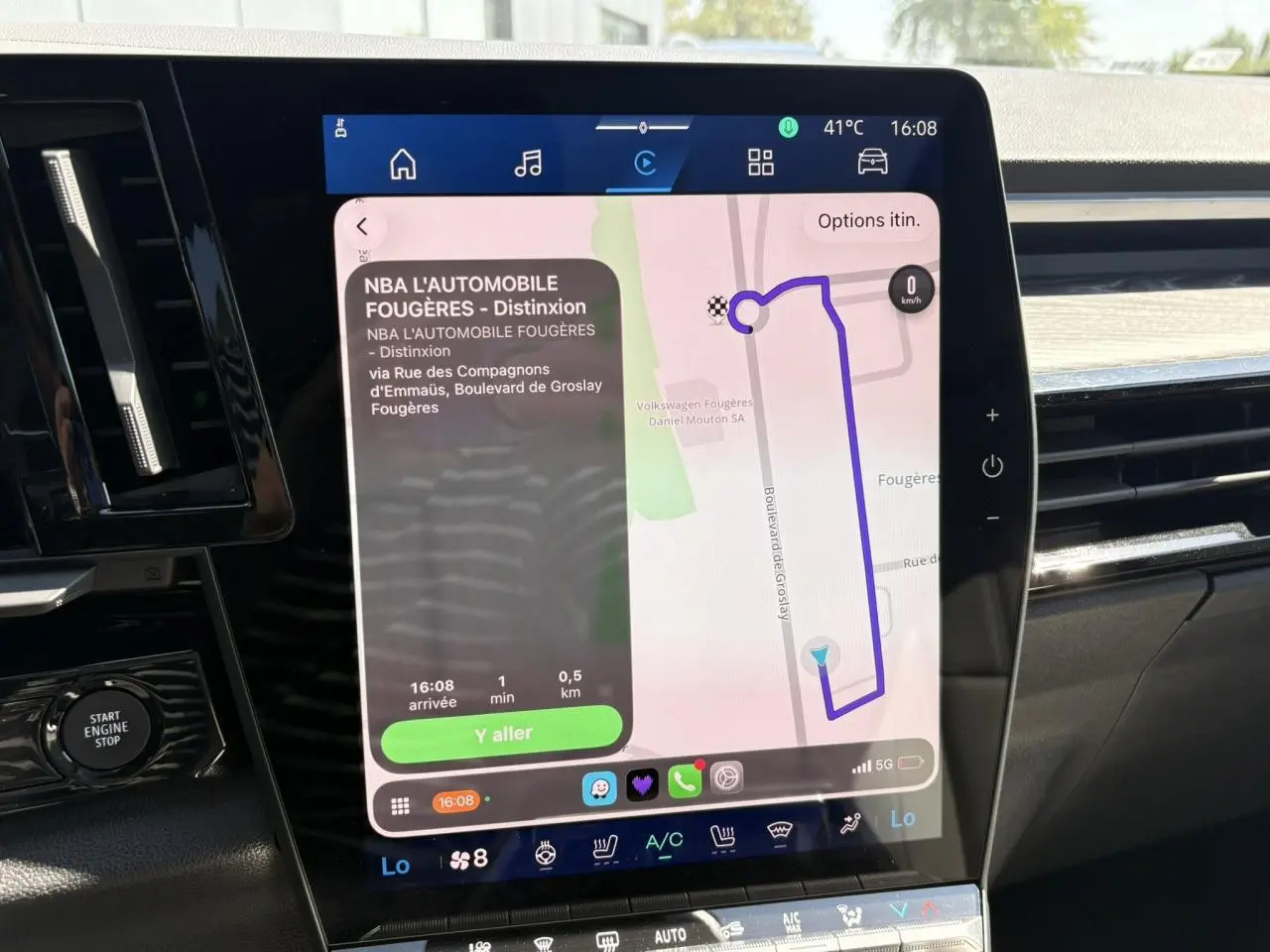 Vue rapprochée de l’écran tactile central du Renault Espace 2025 affichant la navigation GPS en intérieur noir.
