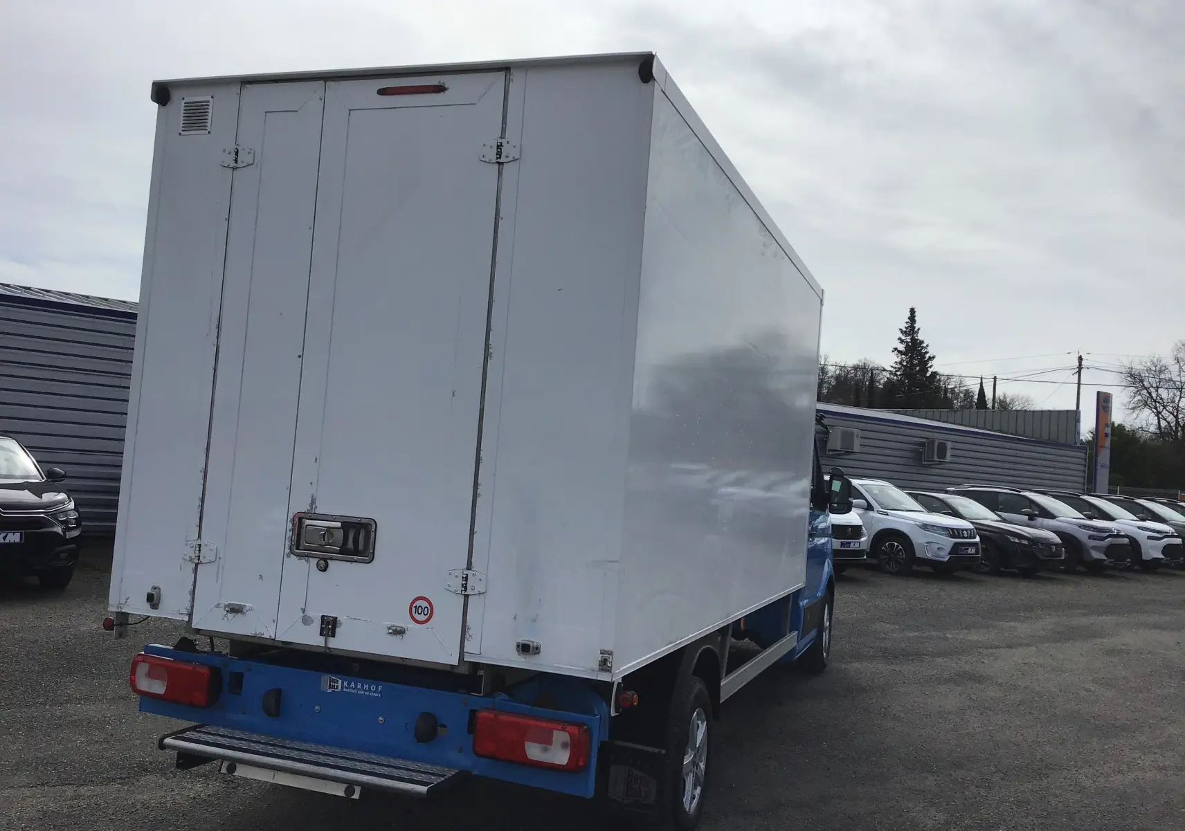 Vue arrière d'un Volkswagen Crafter Chassis Cabine bleu 2017 avec caisse blanche et porte double fermée.