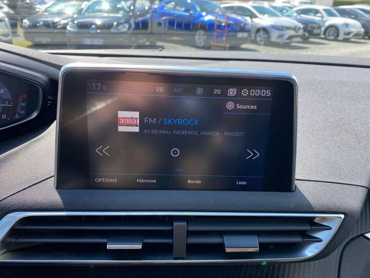 Écran tactile central du tableau de bord du Peugeot 5008 2019 affichant la radio FM Skyrock en extérieur.