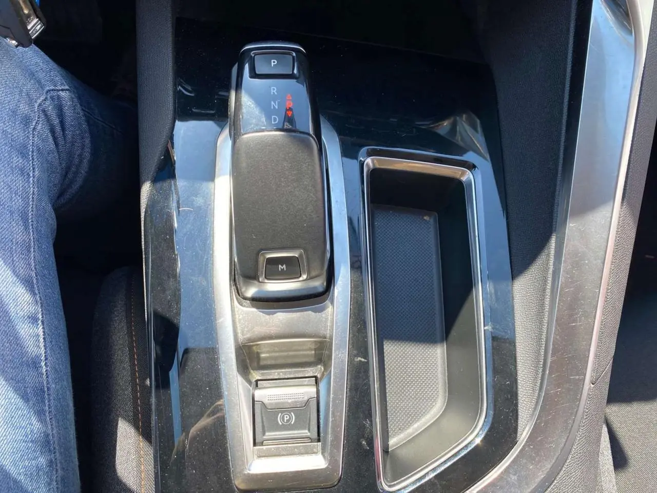 Vue rapprochée de la console centrale du Peugeot 5008 gris clair, avec levier de boîte auto et rangement adjacent.