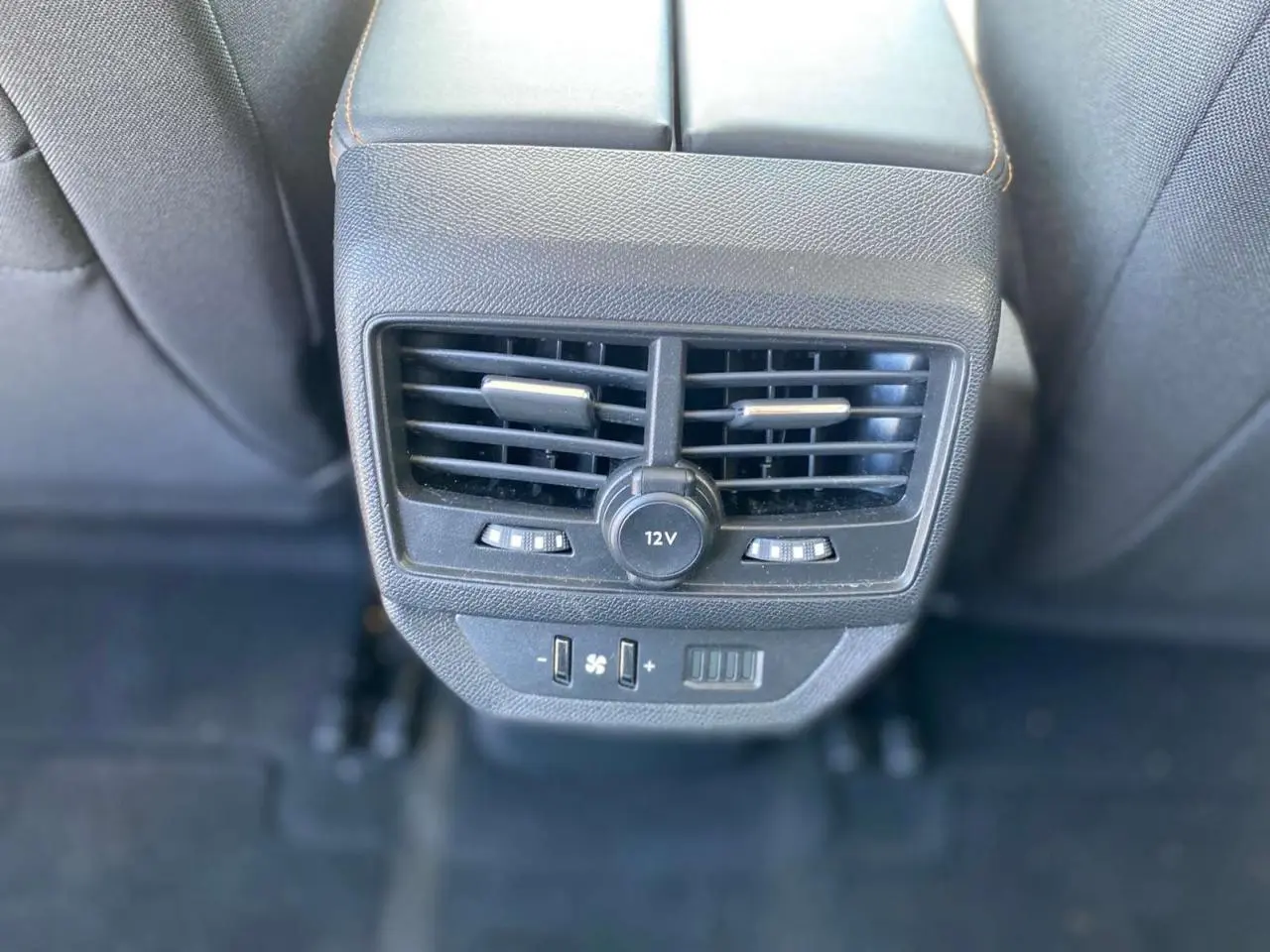Vue rapprochée des aérateurs arrière et prises USB du Peugeot 5008 gris clair, version 7 places de 2019.
