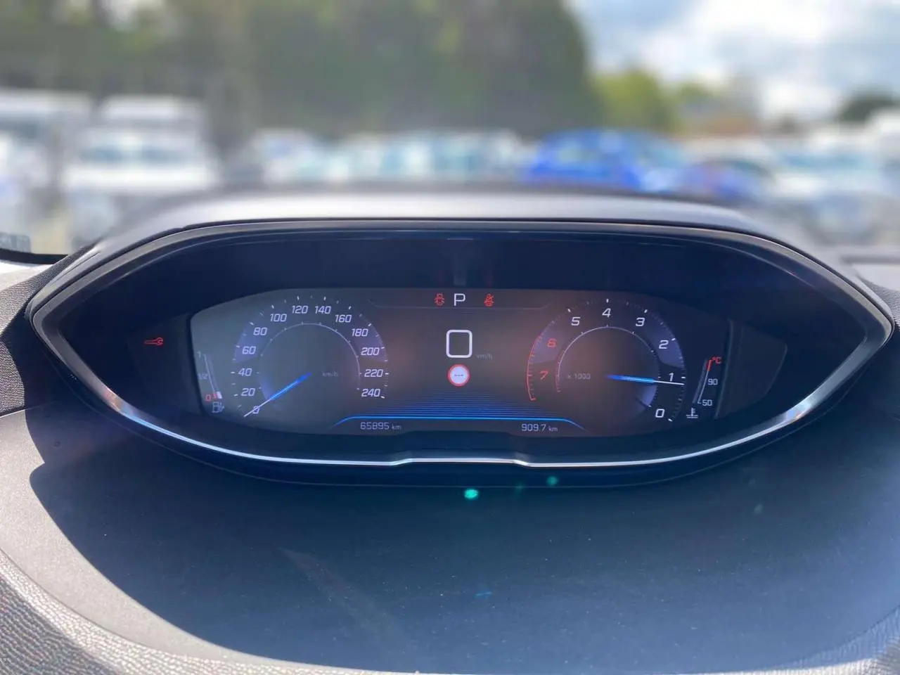 Vue rapprochée du tableau de bord numérique du Peugeot 5008 2019 affichant vitesse et compte-tours.