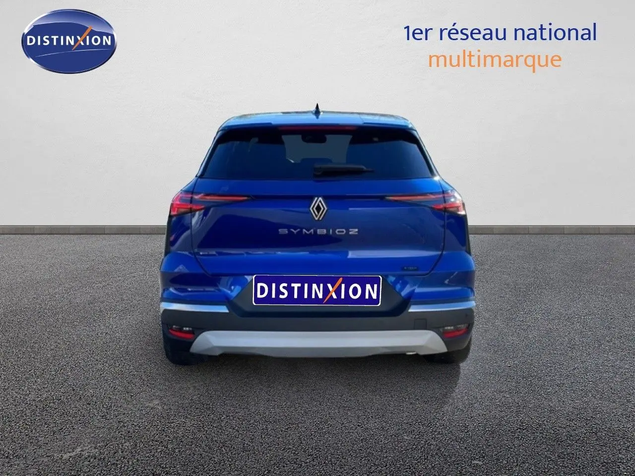 Vue arrière du Renault Symbioz bleu Iron Metal 2025 avec feux LED fins et logo centré sur le hayon.