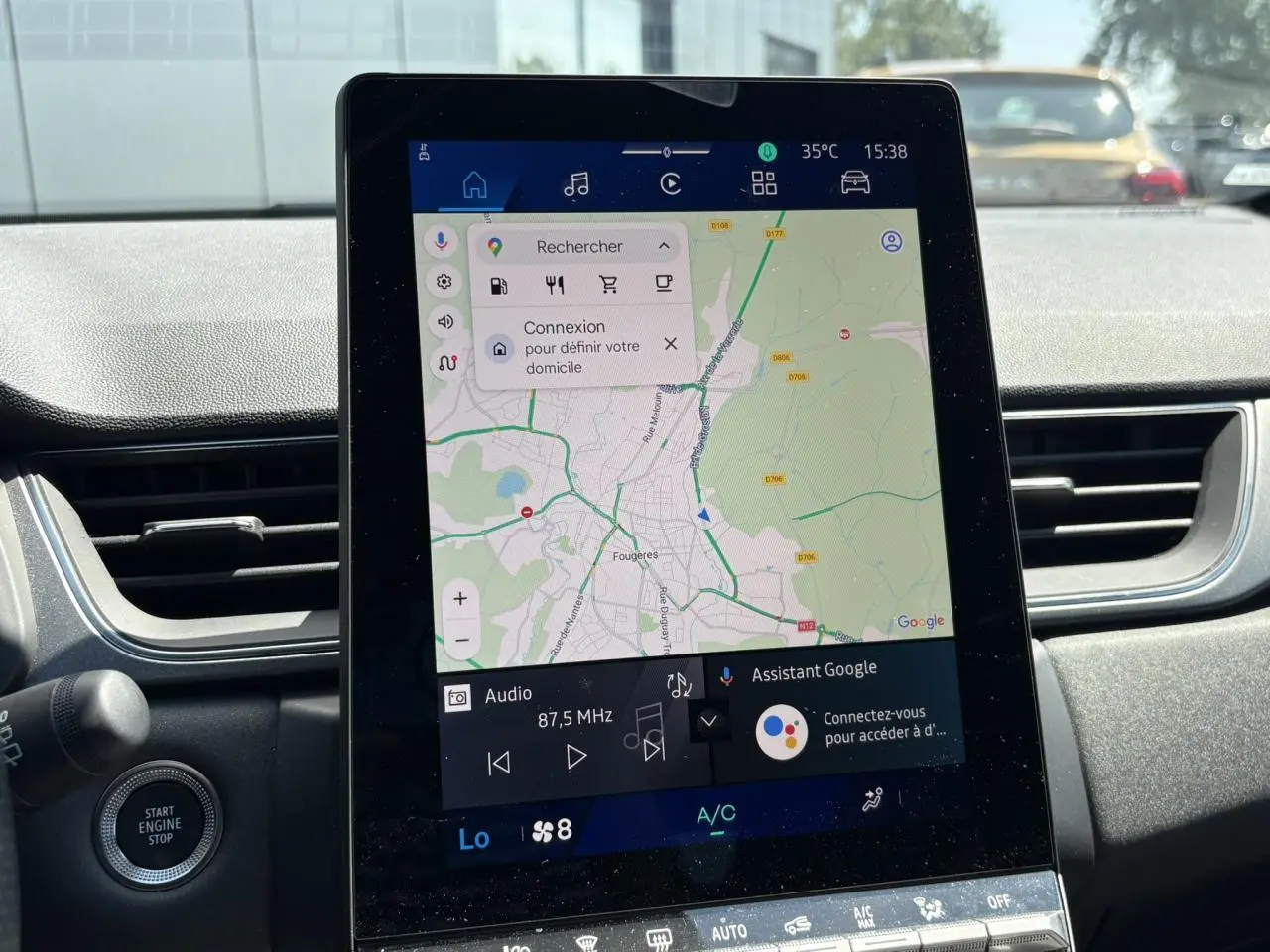Écran tactile central du tableau de bord du Renault Symbioz 2025 affichant la navigation Google Maps.