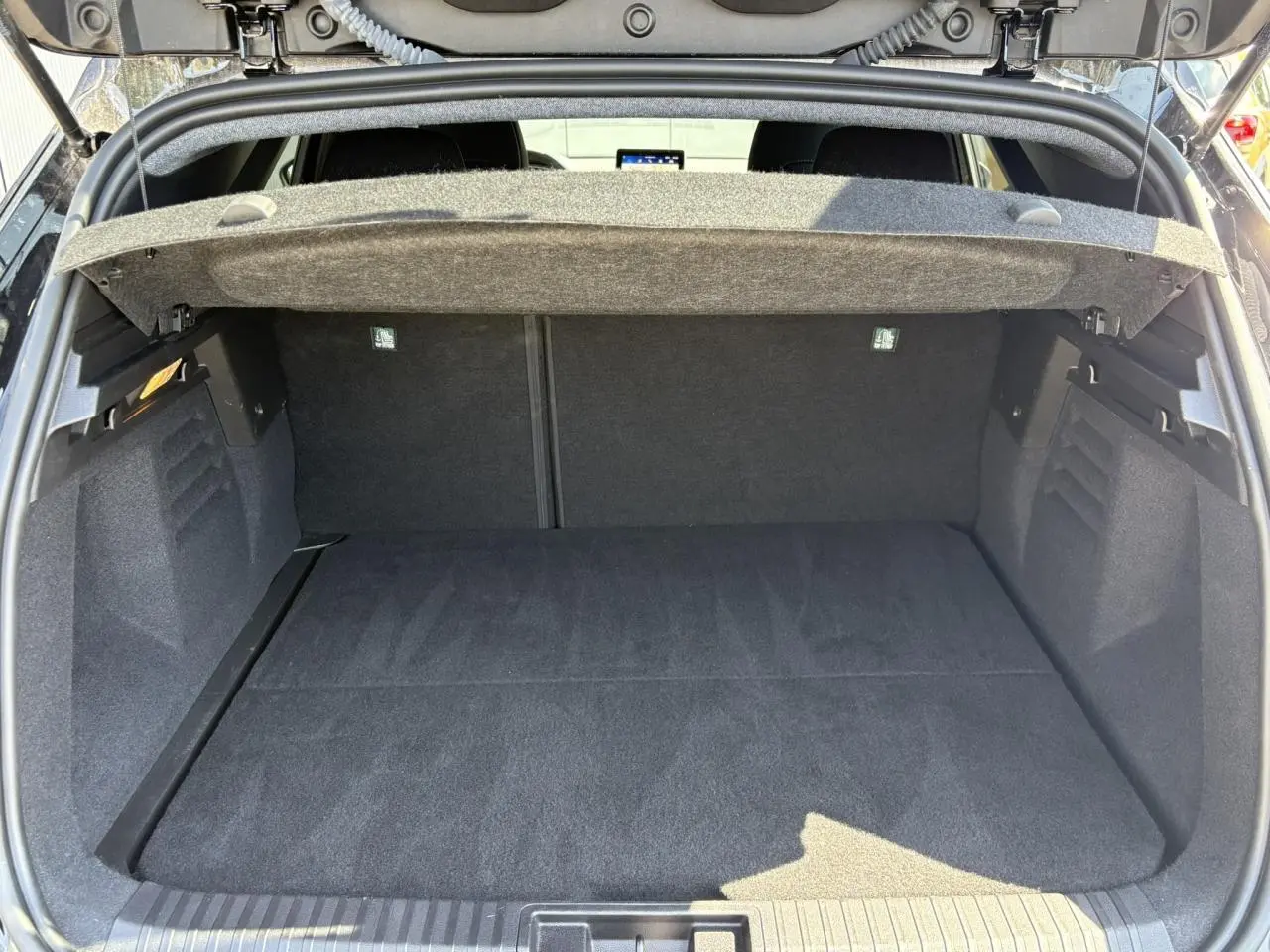 Vue arrière ouverte du coffre spacieux et tapissé en noir du Renault SYMBIOZ E-Tech Full Hybrid 2025.