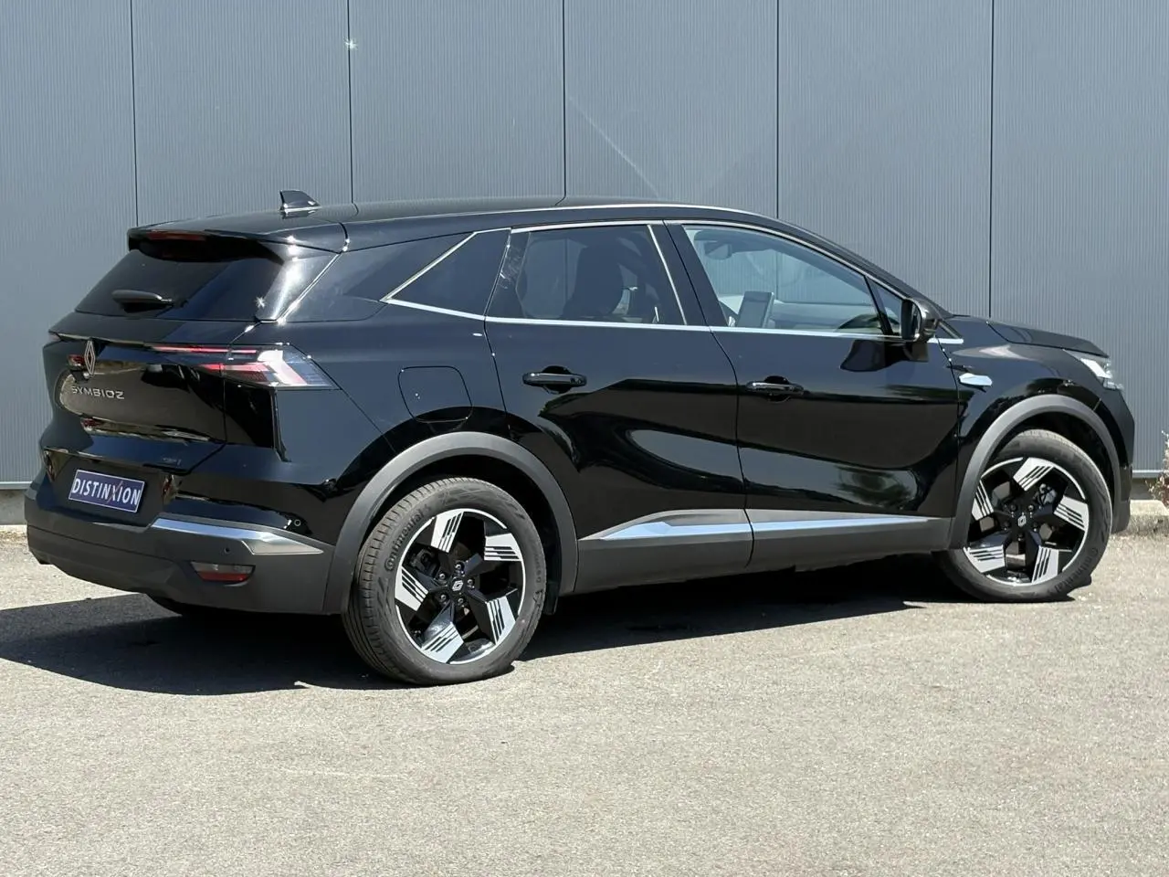Vue 3/4 arrière droite du Renault SYMBIOZ noir étoilé avec jantes 18 pouces et lignes chromées sur les bas de caisse.