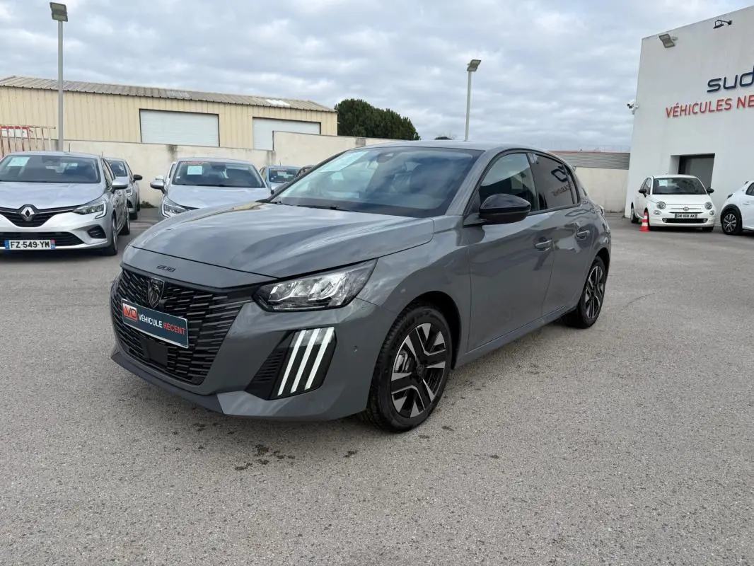 Peugeot 208 Hybrid 145 gris vue 3/4 avant droit avec jantes alliage et feux diurnes LED verticalisés.