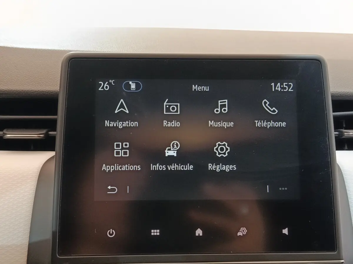 Écran tactile central de la Renault Clio Evolution TCe 90 affichant le menu principal avec navigation et radio.