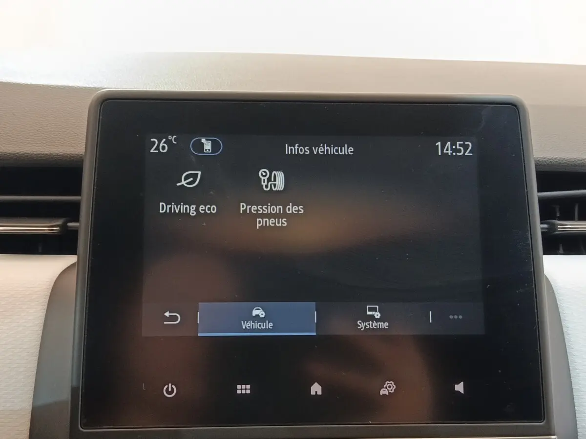 Écran tactile central de la Renault Clio Evolution TCe 90 2023 affichant les infos véhicule et pression des pneus.