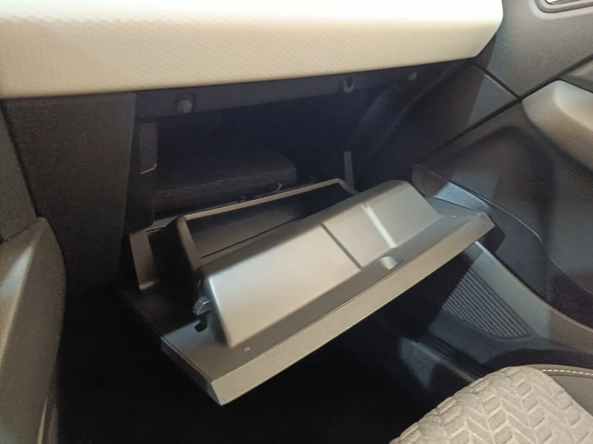 Gant de boîte à gants ouvert côté passager intérieur de la Renault Clio Evolution TCe 90 2023 blanc.