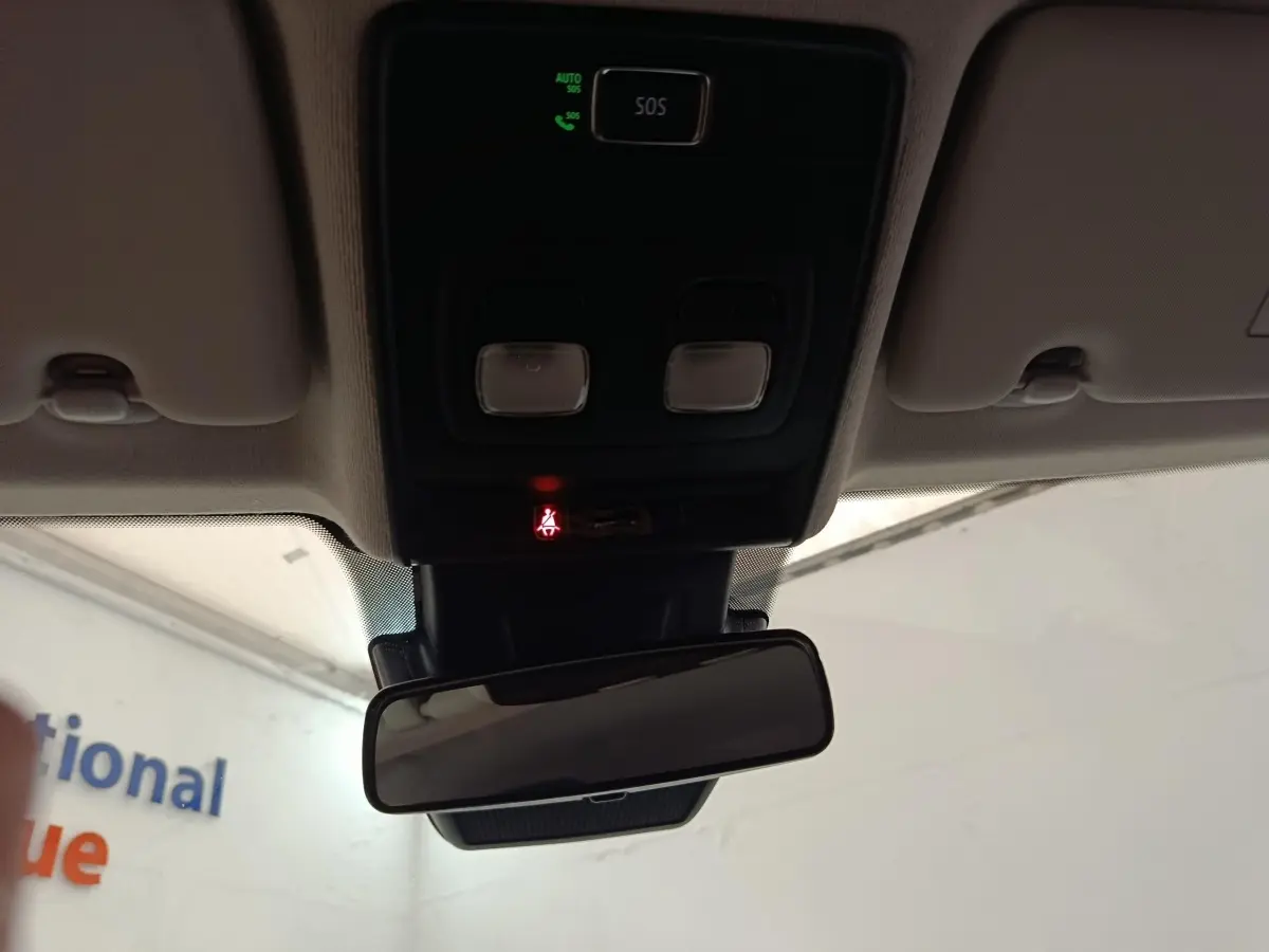 Vue intérieure du plafonnier et du rétroviseur intérieur de la Renault Clio Evolution TCe 90 2023.
