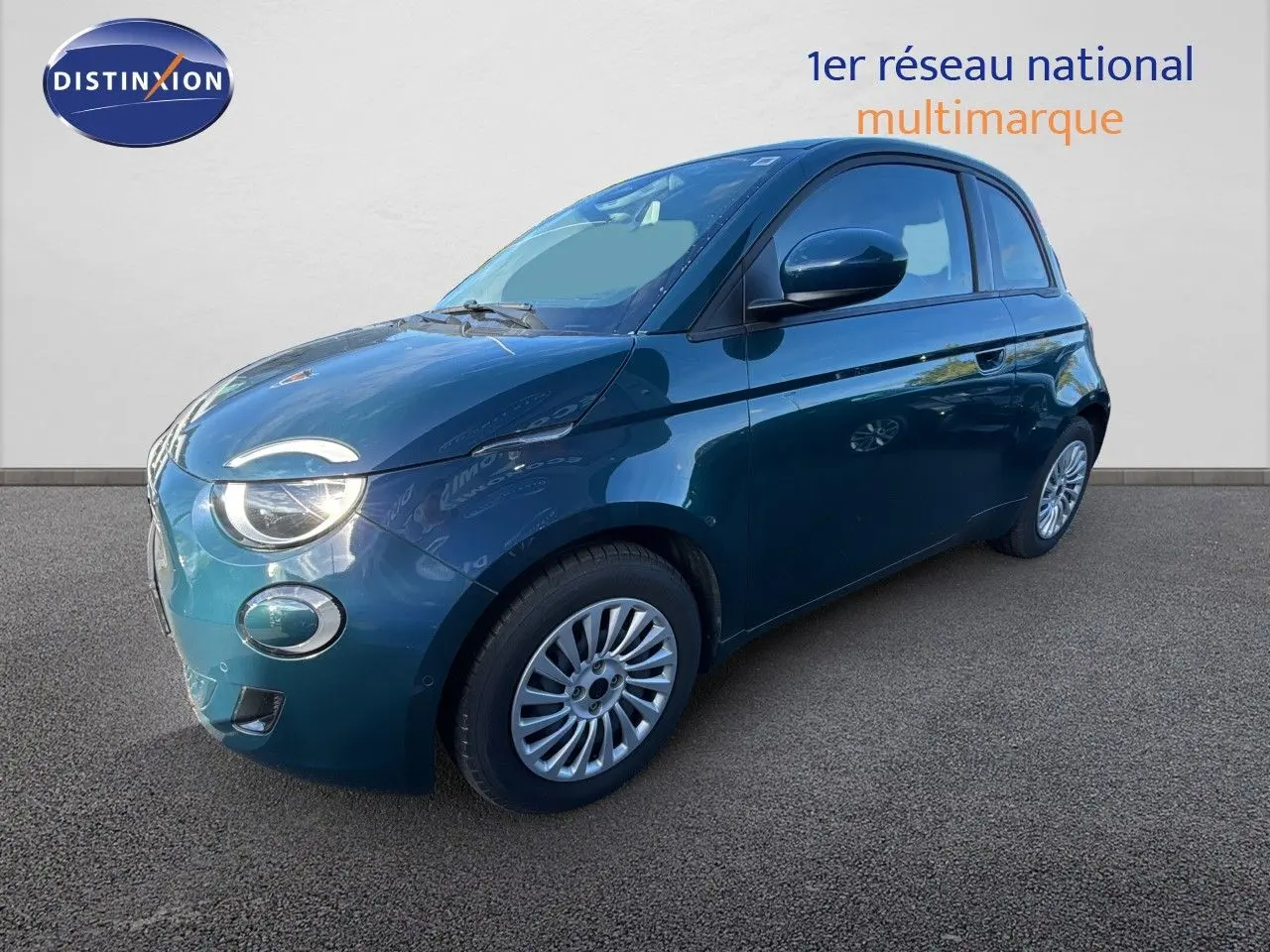 Fiat 500 électrique vert océan métal vue 3/4 avant droit sur fond neutre avec jantes argentées.