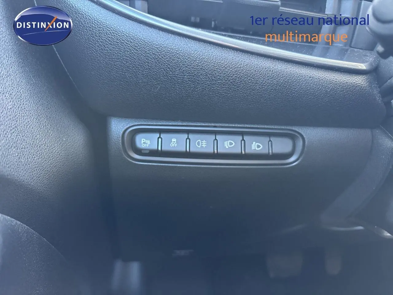 Gros plan sur les commandes de fonctions d’éclairage et d’aide à la conduite dans une FIAT 500 électrique vert océan 2023.