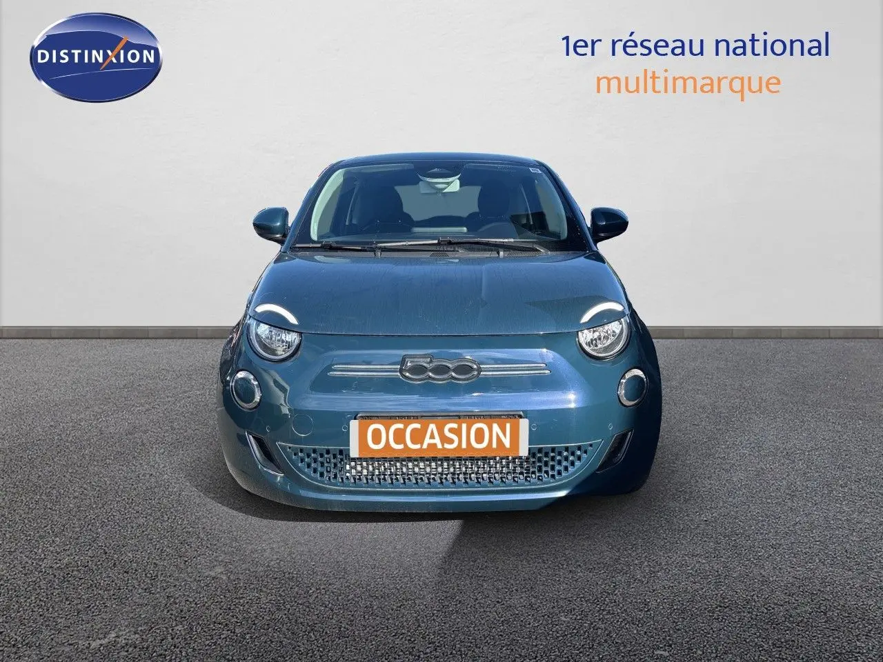Vue frontale d'une FIAT 500 électrique 2023 en vert océan métallisé, avec plaque "OCCASION" visible.