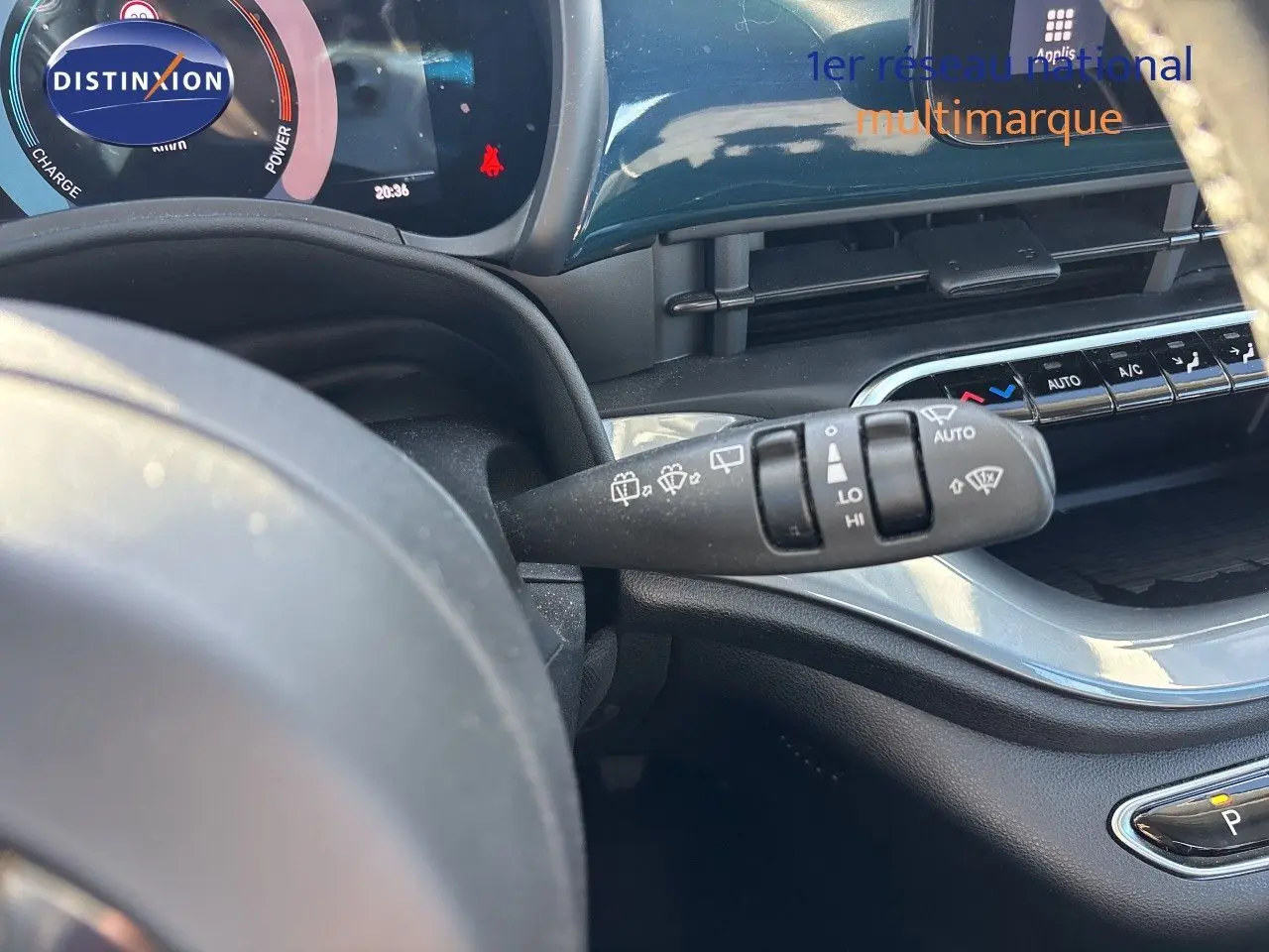 Vue intérieure du combiné d'instruments et du commodo d'essuie-glace de la Fiat 500 électrique vert océan 2023.
