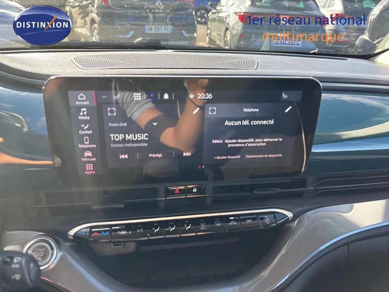 Vue intérieure du tableau de bord de la Fiat 500 électrique 2023, avec écran tactile et commandes de climatisation.