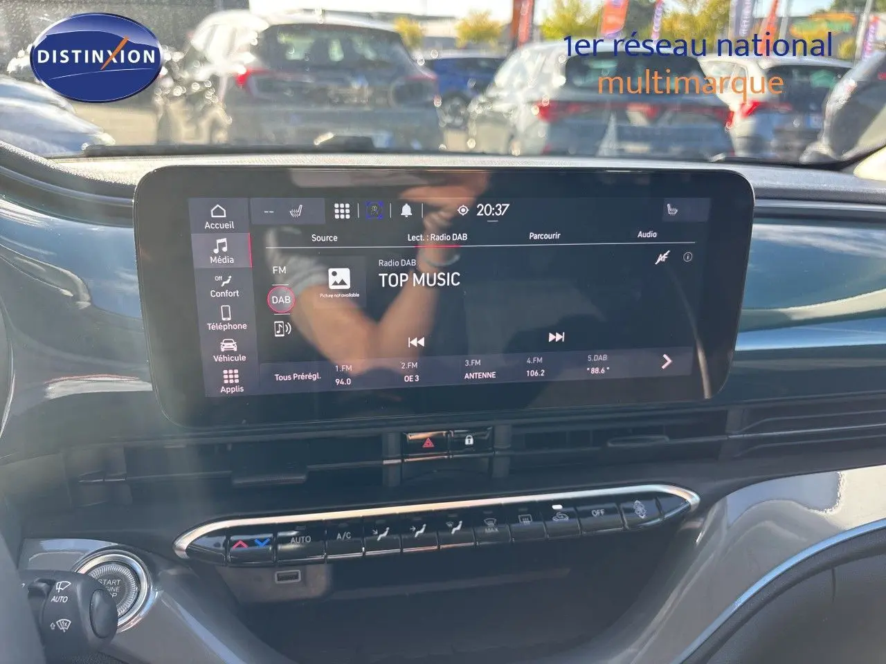 Vue intérieure du tableau de bord de la Fiat 500 électrique 2023, avec écran tactile et commandes de climatisation.
