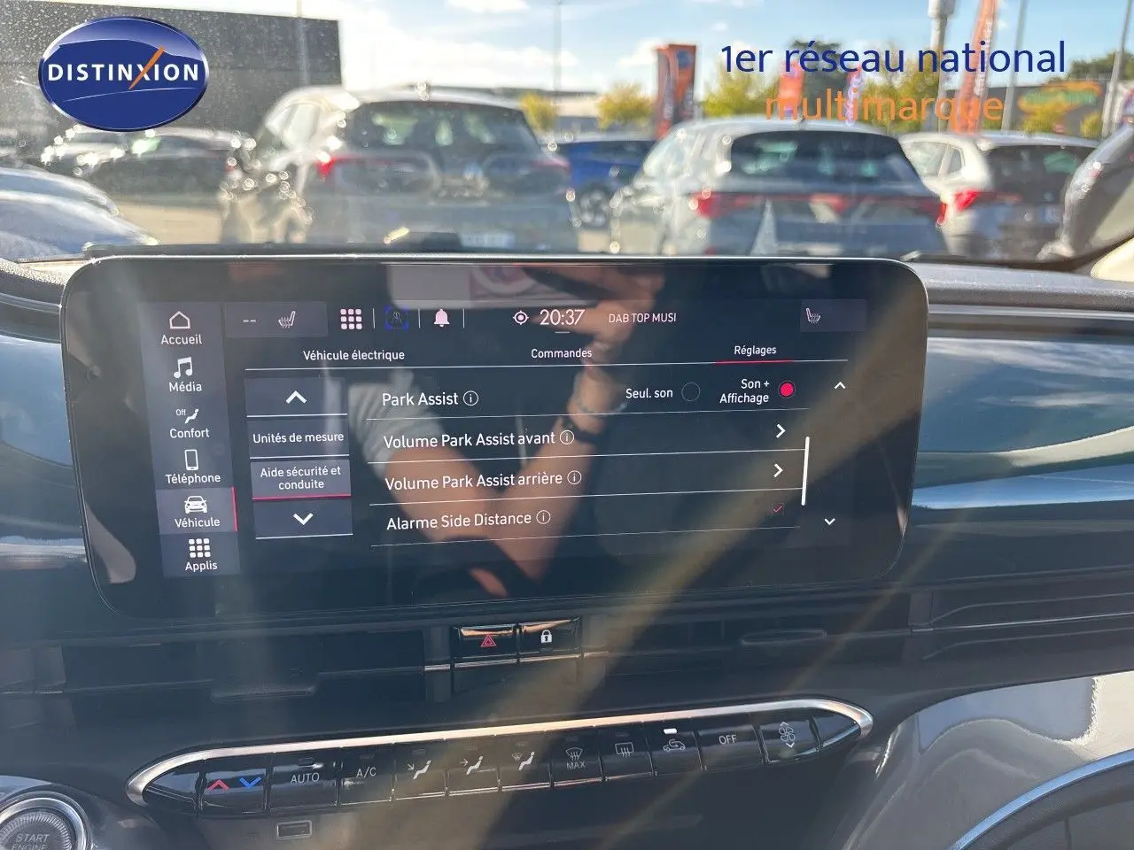 Écran tactile central affichant les réglages d’aide au stationnement dans l’habitacle d’une Fiat 500 électrique 2023.