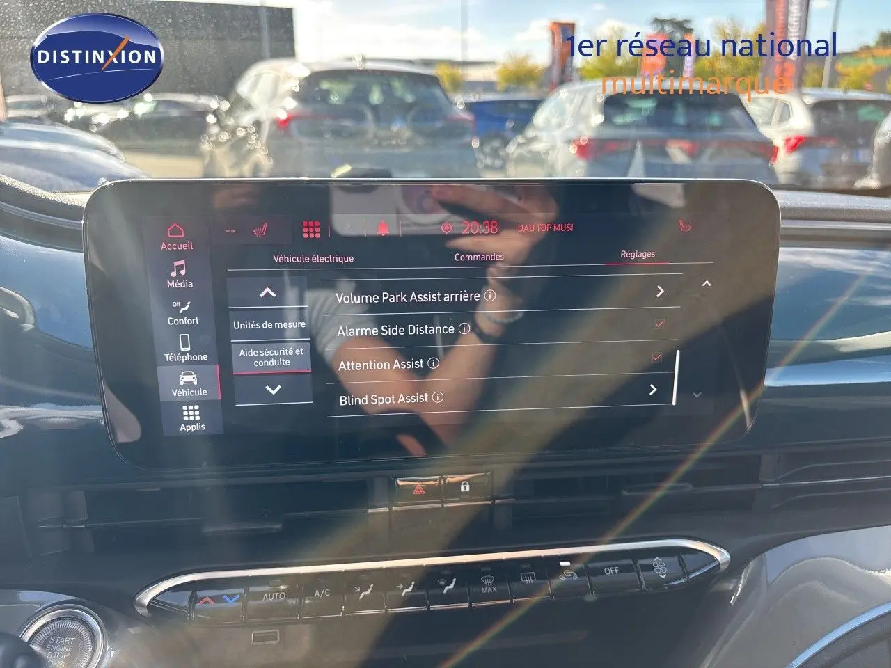 Vue intérieure du tableau de bord tactile de la FIAT 500 électrique 2023, affichant les aides à la conduite.