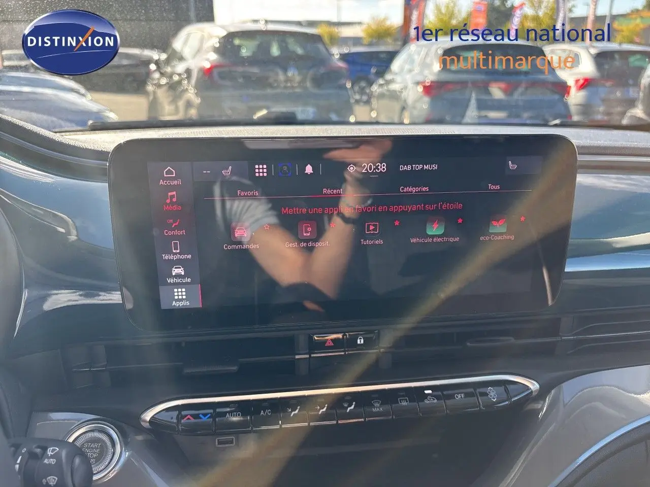 Vue rapprochée de l’écran tactile central du tableau de bord d’une FIAT 500 électrique 2023, ambiance intérieure moderne.
