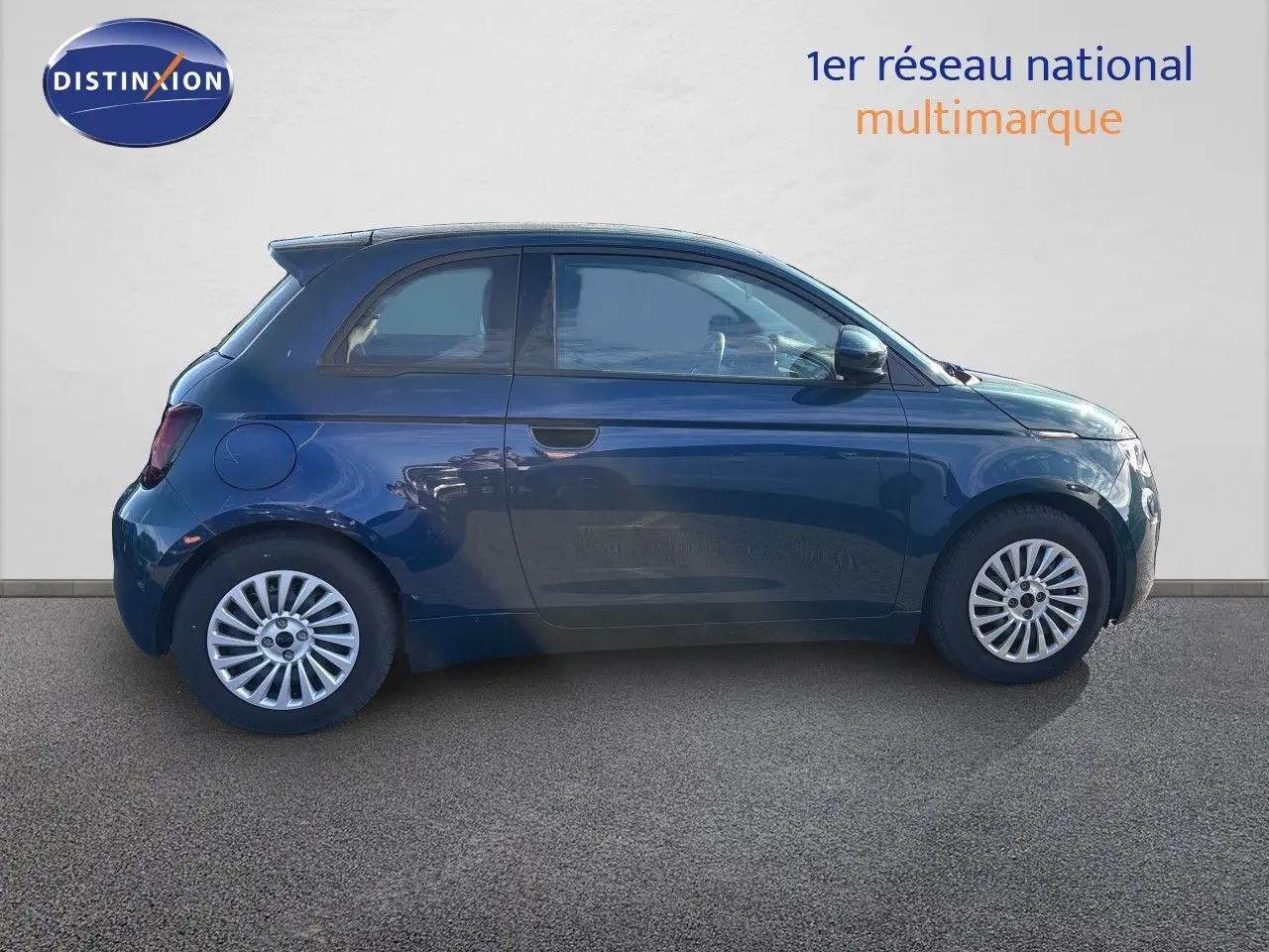 Profil côté gauche d'une FIAT 500 électrique 2023 en vert océan métal, avec jantes alliage et lignes arrondies classiques.