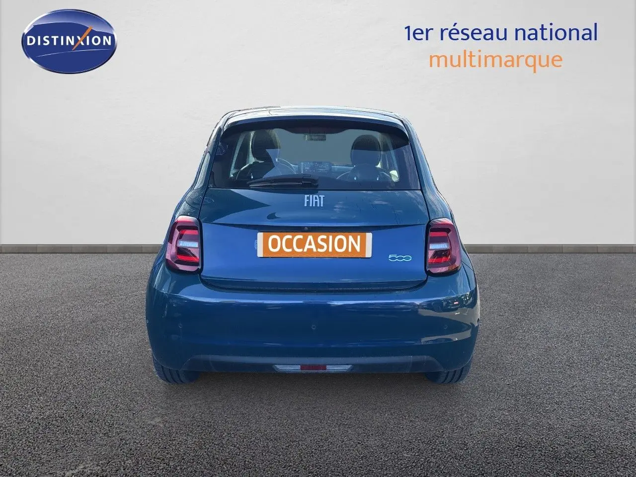 Vue arrière d'une Fiat 500 électrique 2023 en vert océan métal, avec feux arrière modernes et plaque "OCCASION".