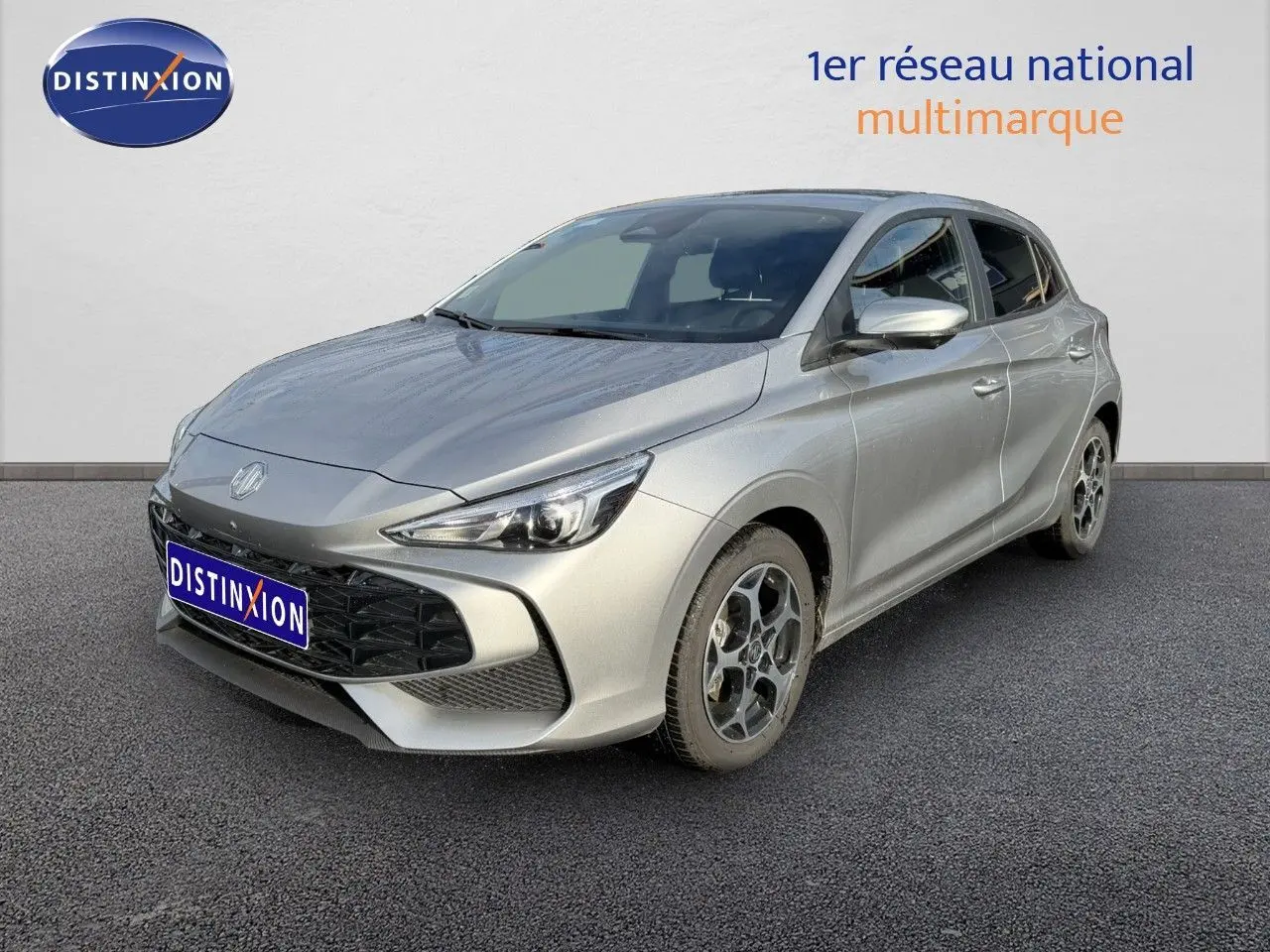 Vue 3/4 avant droite d'une MG3 1.5 Hybrid 195ch Luxury en Cosmic Silver Metal avec jantes bi-ton.