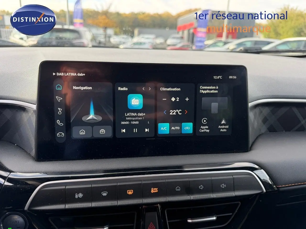 Écran tactile central du tableau de bord du MG3 2024 en Cosmic Silver, affichant navigation et climatisation.
