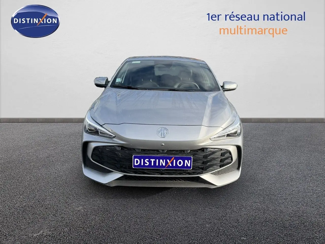 Vue frontale d'une MG3 1.5 Hybrid 195ch Luxury en Cosmic Silver Metal avec calandre noire et phares effilés.