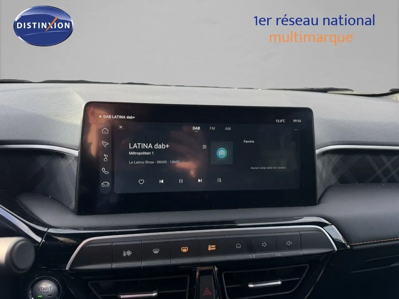 Tableau de bord du MG3 1.5 Hybrid 2024 avec écran tactile central affichant la radio DAB en intérieur noir.