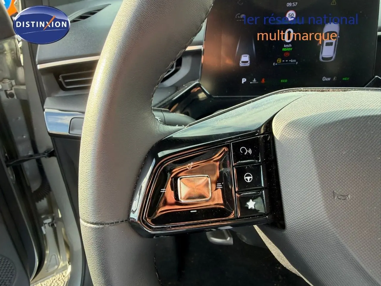 Gros plan sur le volant côté gauche du MG3 2024 Cosmic Silver, avec commandes intégrées et tableau de bord numérique visible.