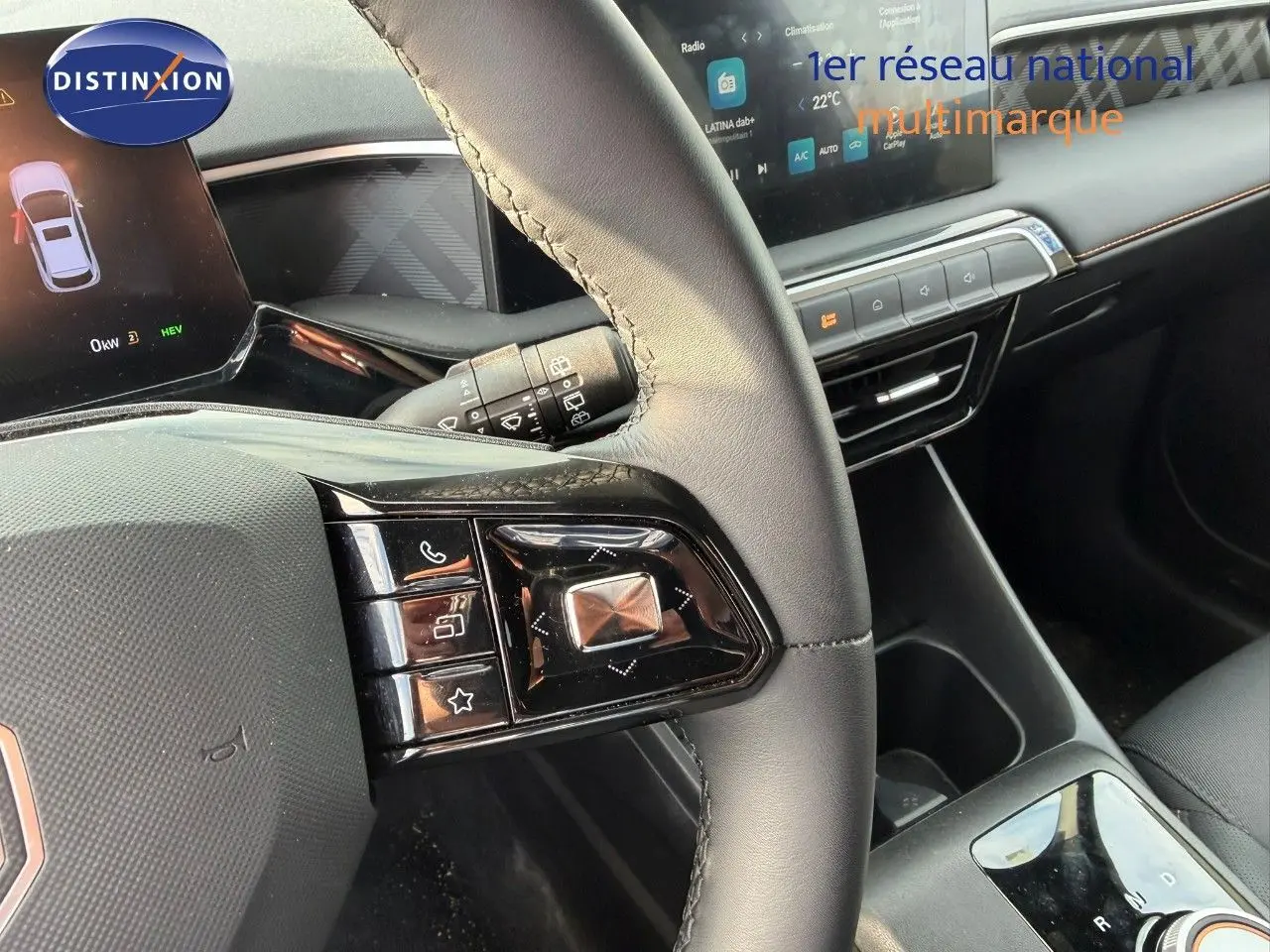 Gros plan sur le volant et le tableau de bord du MG3 1.5 Hybrid 2024 en Cosmic Silver, avec commandes intégrées et écran tactile.