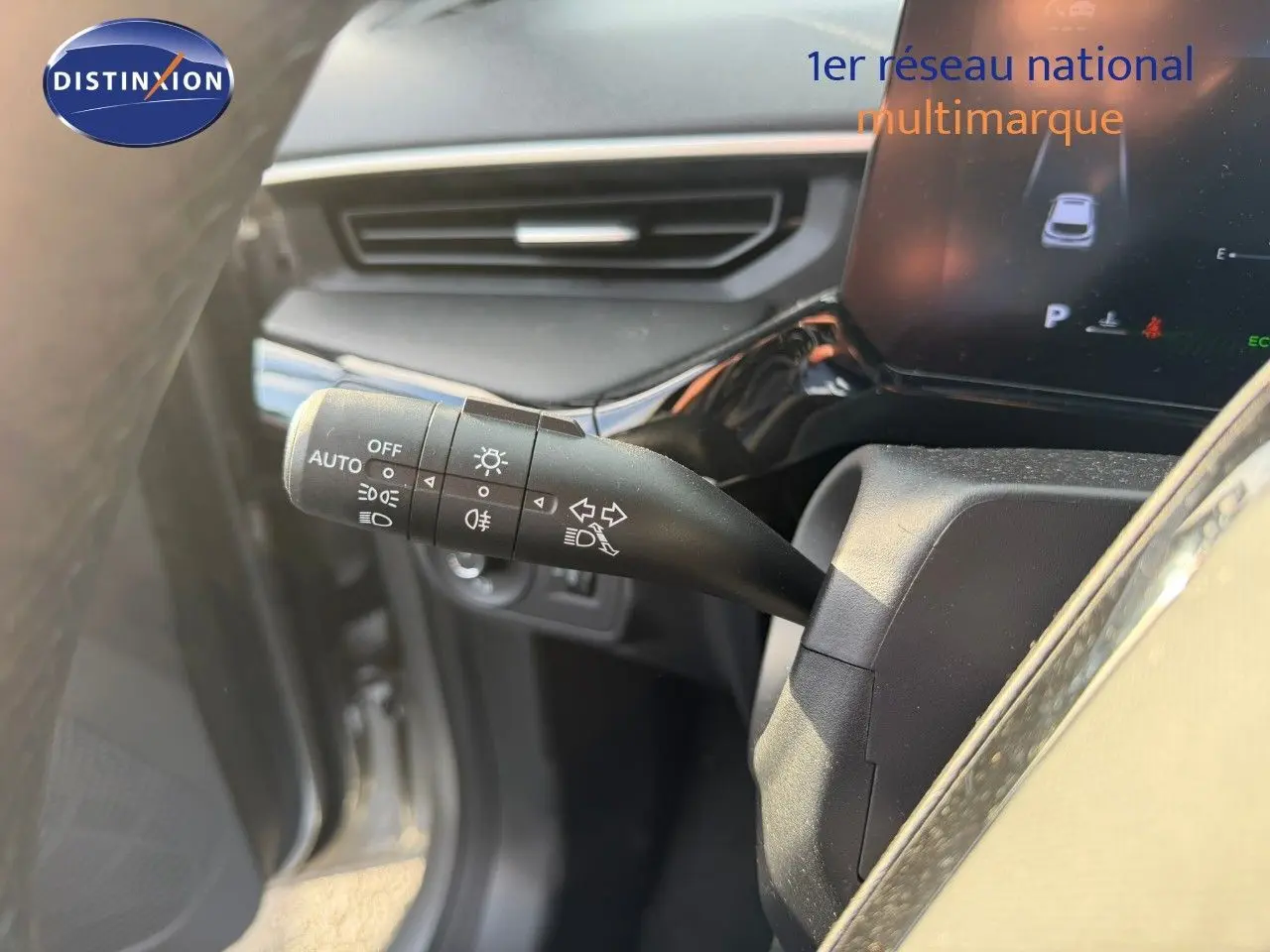 Gros plan sur la commande des feux et clignotants côté gauche du tableau de bord du MG3 2024 Cosmic Silver.