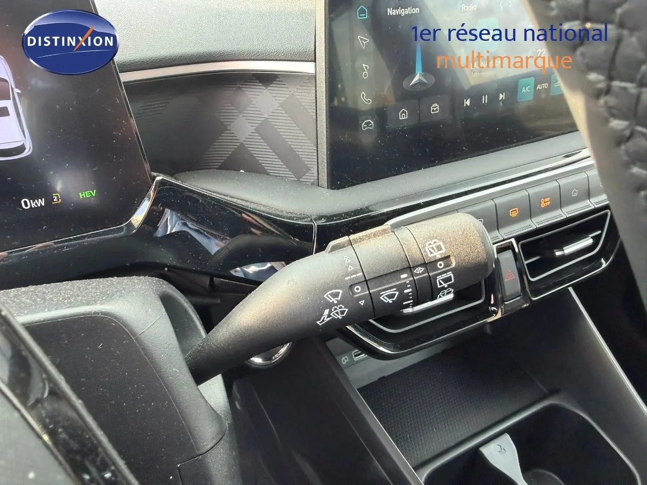 Gros plan sur la commande d’essuie-glace et la console centrale du MG3 1.5 Hybrid 2024 en Cosmic Silver.