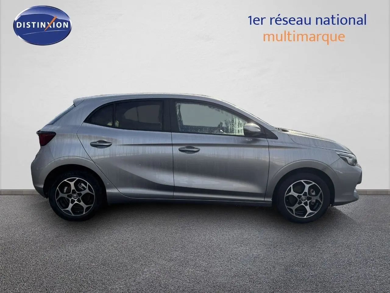 Profil côté gauche de la MG3 1.5 Hybrid 195ch Luxury 2024 en Cosmic Silver Metal avec jantes bi-ton distinctives.