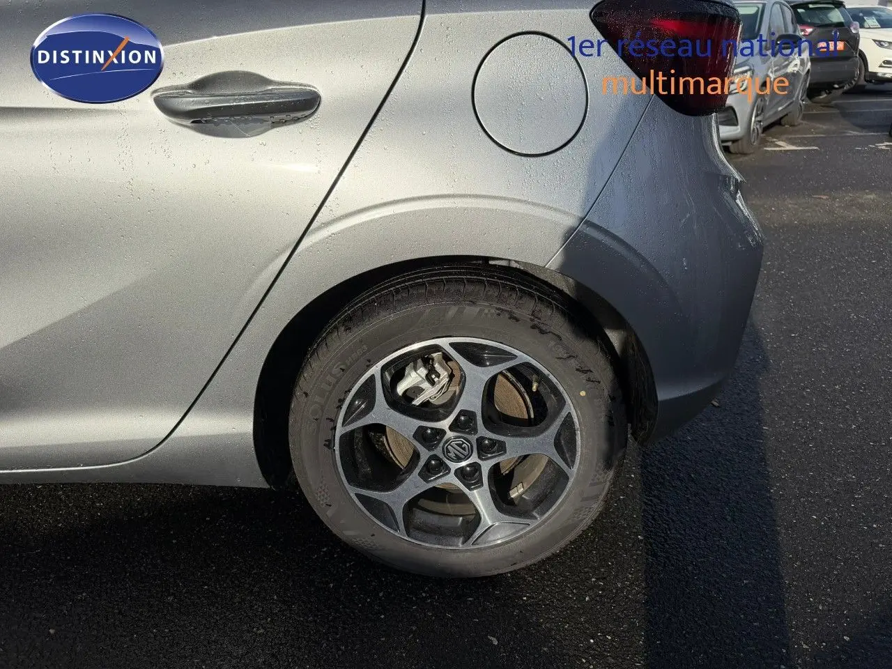 Gros plan sur la roue arrière gauche d'une MG3 1.5 Hybrid 195ch Luxury 2024 en Cosmic Silver Metal.