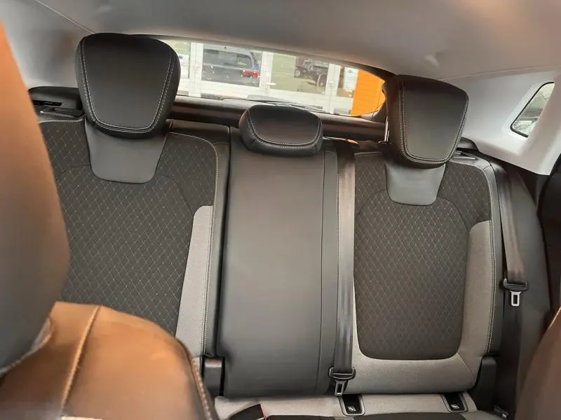 Vue intérieure arrière des sièges noirs et gris du coffre de l’Opel Grandland 2023 finition Elegance Business.